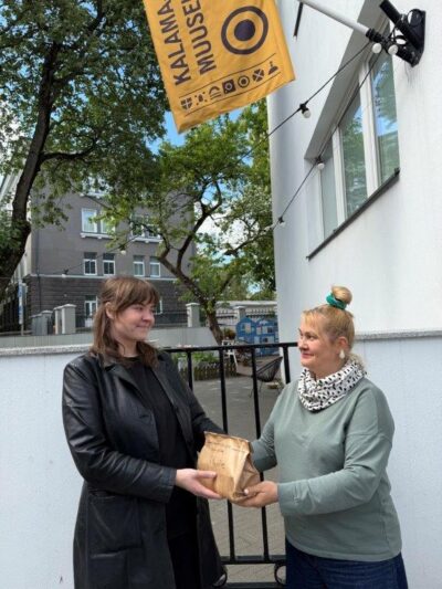 <b>Kalamaja muuseumis anti üle Tallinna Linnamuuseumi külastajate annetused Eesti Pagulasabile</b>